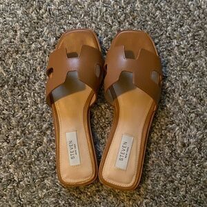 Steve Madden Haydn H band sandal.